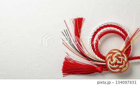 白背景に並べられた赤い水引と寿飾りのシンプルな正月イメージ 白背景に並べられた赤い水引と寿飾りのシンプルな正月イメージ 134097831