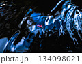 闇と水面に浮かぶ孤独な赤い葉 134098021