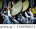 編み笠と白装束の踊り手 134098023