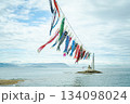 海を渡る鯉のぼりと青空 134098024