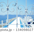 白い装飾柵の向こうに広がる青い海と桟橋 134098027