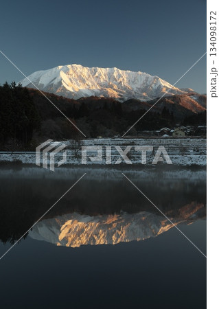 朝陽に照らされる鳥取県の冬の伯耆大山南壁 134098172