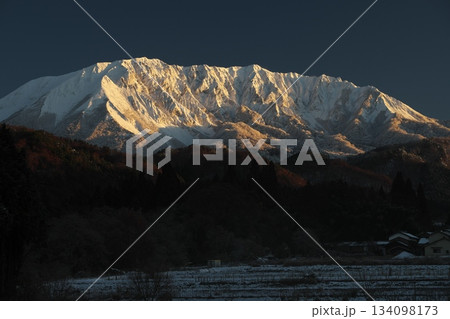 朝陽に照らされる鳥取県の冬の伯耆大山南壁 134098173