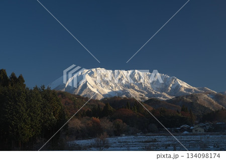 朝陽に照らされる鳥取県の冬の伯耆大山南壁 134098174