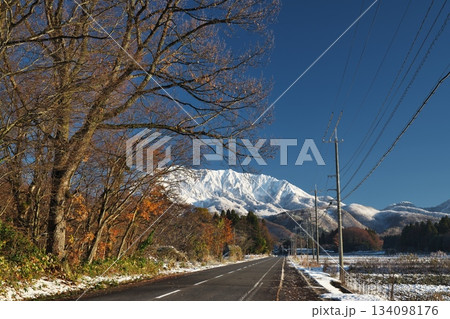 朝陽に照らされる鳥取県の冬の伯耆大山南壁 134098176