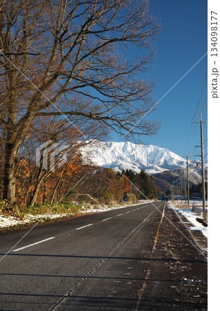 朝陽に照らされる鳥取県の冬の伯耆大山南壁 134098177