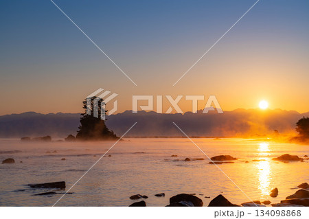 【冬の風物詩】雨晴海岸の気嵐と後立山連峰から登る朝日【富山県】 【冬の風物詩】雨晴海岸の気嵐と後立山連峰から登る朝日【富山県】 134098868