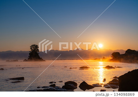 【冬の風物詩】雨晴海岸の気嵐と後立山連峰から登る朝日【富山県】 【冬の風物詩】雨晴海岸の気嵐と後立山連峰から登る朝日【富山県】 134098869