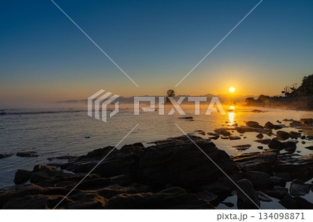 【冬の風物詩】雨晴海岸の気嵐と後立山連峰から登る朝日【富山県】 134098871