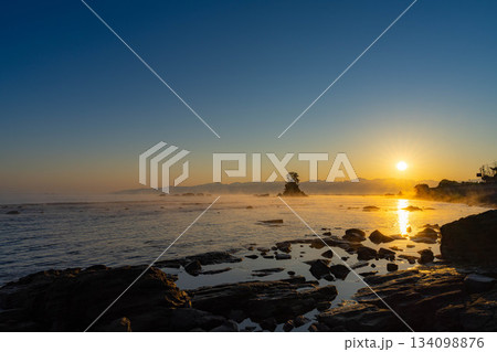 【冬の風物詩】雨晴海岸の気嵐と後立山連峰から登る朝日【富山県】 134098876