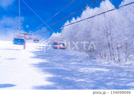 【冬素材】スキー場のリフトと青空【長野県】 134099099