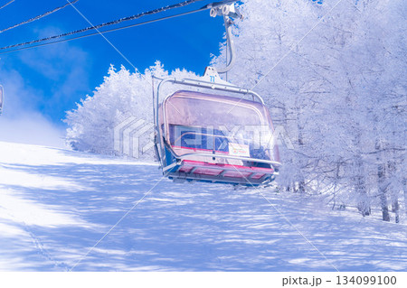 【冬素材】スキー場のリフトと青空【長野県】 134099100