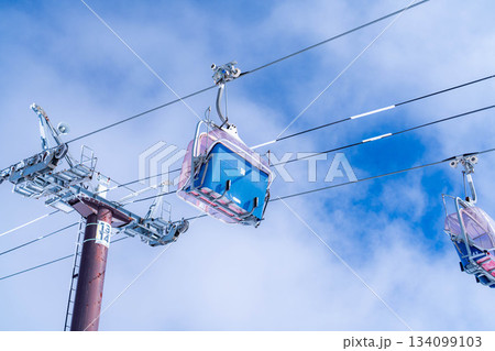 【冬素材】スキー場のリフトと青空【長野県】 134099103