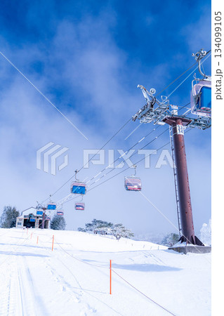 【冬素材】スキー場のリフトと青空【長野県】 134099105