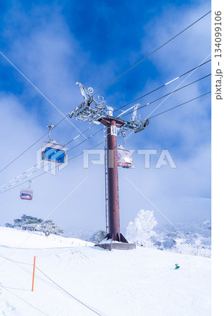 【冬素材】スキー場のリフトと青空【長野県】 134099106