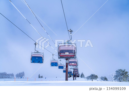 【冬素材】スキー場のリフトと青空【長野県】 134099109