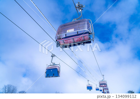【冬素材】スキー場のリフトと青空【長野県】 134099112