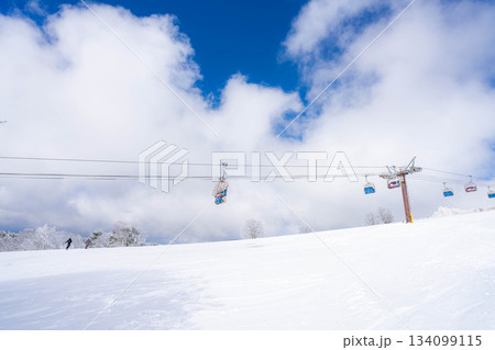 【冬素材】スキー場のリフトと青空【長野県】 134099115