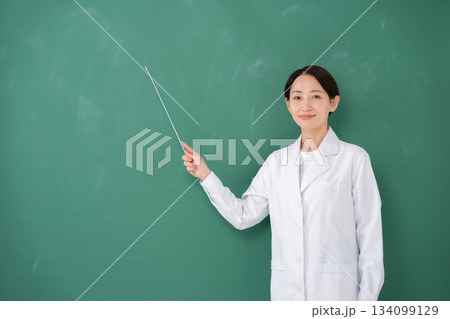 黒板を指す女性 134099129