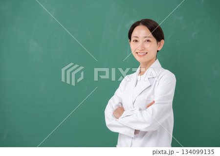 腕組みをする白衣の女性 腕組みをする白衣の女性 134099135
