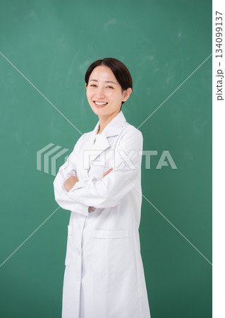 腕組みをする白衣の女性 134099137
