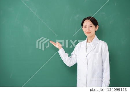 白衣の女性 手かざし 白衣の女性 手かざし 134099138