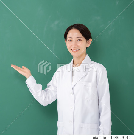 白衣の女性　手かざし 134099140