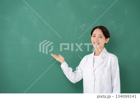 白衣の女性　手かざし 134099141