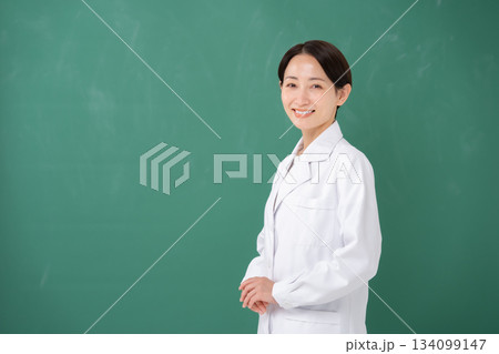 白衣の女性 白衣の女性 134099147