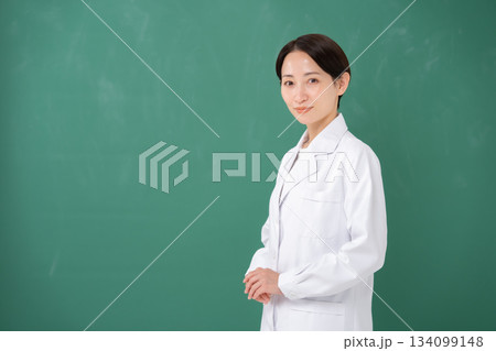 白衣の女性 白衣の女性 134099148