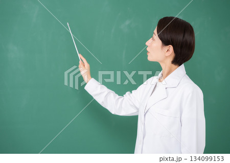 黒板を指す女性 黒板を指す女性 134099153