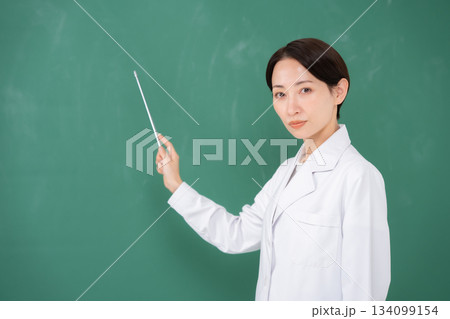 黒板を指す女性 134099154