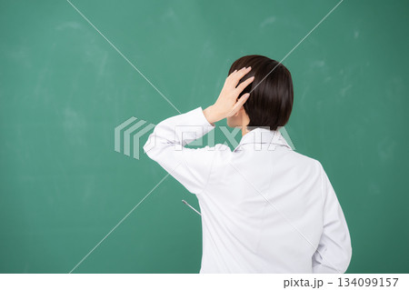 白衣の女性 困る 白衣の女性 困る 134099157