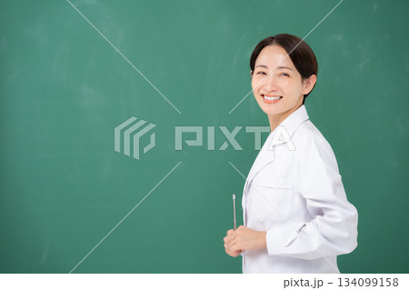 黒板を指す女性 黒板を指す女性 134099158