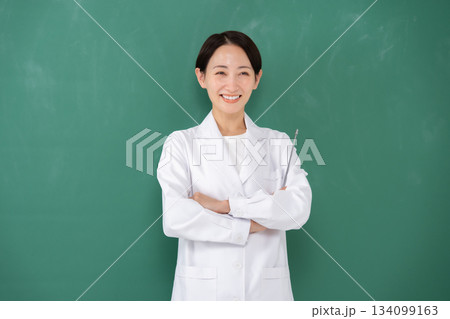 腕組みをする白衣の女性 134099163