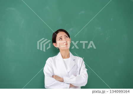 白衣の女性　悩む 134099164