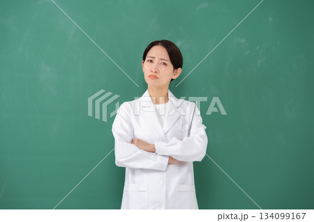 白衣の女性 悩む 白衣の女性 悩む 134099167