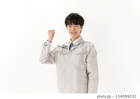 作業着の若い男性 ガッツポーズ 作業着の若い男性 ガッツポーズ 134099232