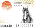 2026年午年　優しげな表情をした馬と日の出の水墨画イラスト　和風年賀状テンプレート　ベクター素材 134099273