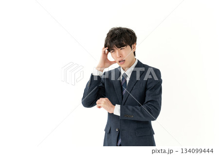 ビジネス　男性　頭を抱える 134099444