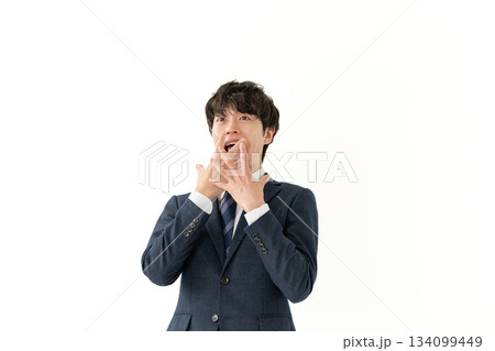 ビジネス　男性　驚く 134099449