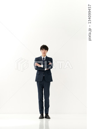 ビジネス　男性　ポートレート　全身 134099457