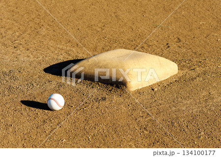 グラウンドに置かれた野球のボール グラウンドに置かれた野球のボール 134100177