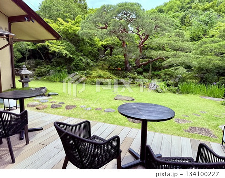 レストランのテラス席と日本庭園 134100227