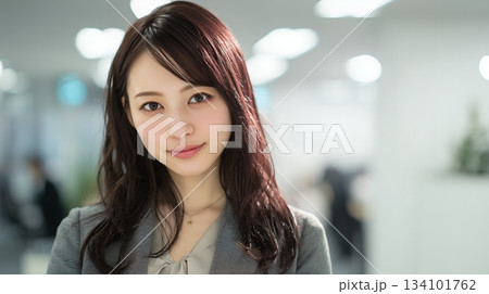 オフィスで働く若い女性 134101762