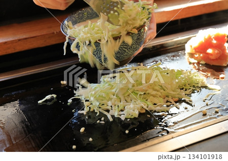 これから焼く明太子もちもんじゃ これから焼く明太子もちもんじゃ 134101918