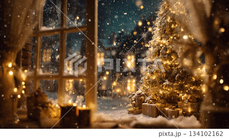 窓辺から望む雪降る夜のクリスマスツリーと温かな灯りがきらめく冬の幻想景色 134102162