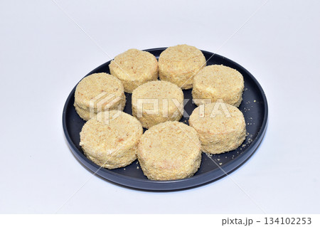 Sponge cakes with cream. 134102253