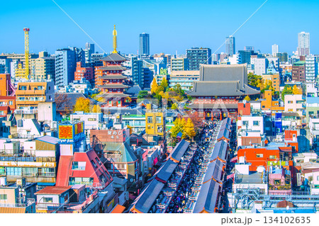 日本の東京都市景観 師走。インバウンド続く…まるで異国のよう…外国人観光客らで賑わう浅草寺 134102635