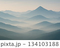 峠から見る朝もやに霞む山並み 134103188